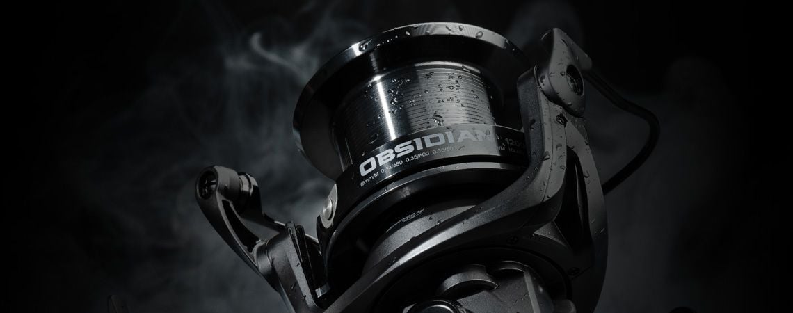 CARRETILHA OBSCIDIAN - Carretilha de Pesca Okuma Obsidian - curso de 35mm com oscilação super lenta - estrutura e laterais em carbono C-40X de peso leve - bobina ultra leve